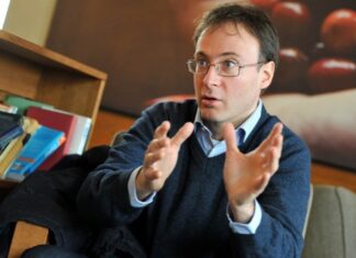 Bottoni: az európai zavargások Putyin hibrid háborúját jelenthetik