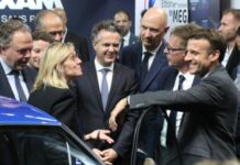 Macron elnök a Citroën Kacsában, avagy tarolnak a kínaiak a párizsi autószalonon