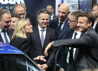 Macron elnök a Citroën Kacsában, avagy tarolnak a kínaiak a párizsi autószalonon
