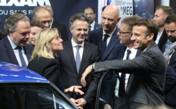 Macron elnök a Citroën Kacsában, avagy tarolnak a kínaiak a párizsi autószalonon