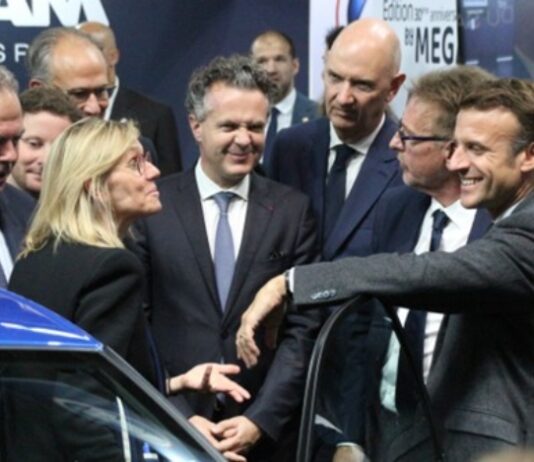 Macron elnök a Citroën Kacsában, avagy tarolnak a kínaiak a párizsi autószalonon