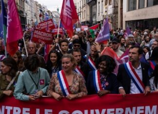 Macron nyakába szakad minden