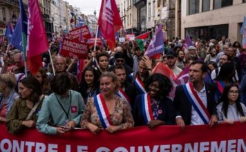 Macron nyakába szakad minden