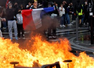 A lakhatási válságtól a középiskolai blokádokig: mi áll a francia tiltakozási hullám hátterében?